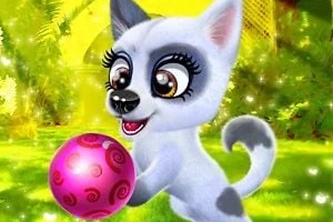 Qenush me sy të mëdhenj që luan me një top rozë në një mjedis të ndritshëm pyjor