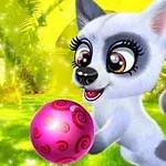 Qenush me sy të mëdhenj që luan me një top rozë në një mjedis të ndritshëm pyjor
