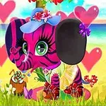 Një elefant rozë me vija të zeza dhe sy të mëdhenj të shkëlqyeshëm, i zbukuruar me lule dhe një kapelë, ulur në një fushë me lule pranë një deti, me zemra të mëdha të kuqe në sfond