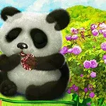 Një panda lodër e ulur mes luleve të purpurta në një mjedis tropikal