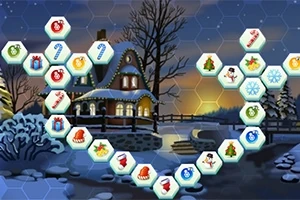 Shtëpi dimërore e ndriçuar me drita festive në një mbrëmje me borë, me gjashtëkëndësha të dekoruar me simbole të festave përpara