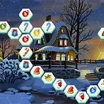 Shtëpi dimërore e ndriçuar me drita festive në një mbrëmje me borë, me gjashtëkëndësha të dekoruar me simbole të festave përpara
