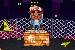Një karakter me një kapelë ku shkruhet JUMP qëndron mbi tulla me shkrime grafiti, në sfond një gardh metalik dhe ndërtesa me drita të verdha