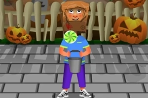 Djalë me kapele letre dhe kovë përpara shtëpisë për Halloween, me kunguj të dekoruar dhe gardh druri në sfond