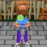 Djalë me kapele letre dhe kovë përpara shtëpisë për Halloween, me kunguj të dekoruar dhe gardh druri në sfond