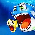Një peshk i madh blu me sy të mëdhenj hap gojën për të kapur një peshk të vogël të verdhë me fytyrë të habitur, në një mjedis ujor blu