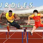 Tre atletë në pistë duke kërcyer pengesat në një stadium me tribunën në sfond