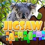Një koala shihet në sfond me copa të pazëllit dhe titulli me shkronja të mëdha të verdha dhe shumëngjyrëshe në pjesën e përparme