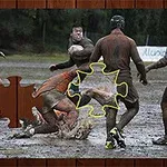 Lojë e regbisë në baltë me lojtarë të mbuluar me baltë dhe një pjesë puzzle që tregon një pjesë të ndeshjes