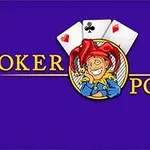 Në imazh është paraqitur një joker me një kapelë shumëngjyrëshe, me tre karta pokeri në sfond dhe fjalët Joker Poker në ngjyrë të verdhë në sfond blu