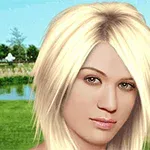 Një grua me flokë bjonde dhe sy të hapur, e vendosur përpara një peizazhi natyror me një liqen dhe pemë në sfond
