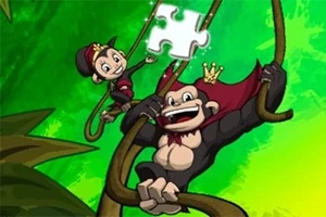 Dy majmunë me kurora të varur në litarë në një mjedis tropikal të gjelbër, ndërsa mbajnë një copëz puzzle