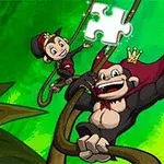 Dy majmunë me kurora të varur në litarë në një mjedis tropikal të gjelbër, ndërsa mbajnë një copëz puzzle