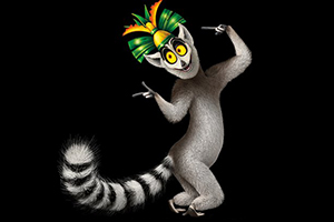 Një lemur me sy të mëdhenj dhe bisht me vija të bardha e të zeza, duke pozuar në një sfond të zi, duke mbajtur një kurorë me gjethe shumëngjyrëshe mbi kokë