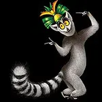 Një lemur me sy të mëdhenj dhe bisht me vija të bardha e të zeza, duke pozuar në një sfond të zi, duke mbajtur një kurorë me gjethe shumëngjyrëshe mbi kokë