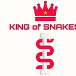 Kurorë e kuqe me një yll mbi tekstin KING OF SNAKES dhe një motiv grafik gjarpri poshtë