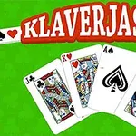 Katër letra me figura (J, K, A, Q) të kartës në një sfond të gjelbër me tekstin Klaverjassen sipër