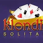 Një brez i artë me katër letra loje dhe tekstin Klondike Solitaire në sfond ngjyrë vjollcë