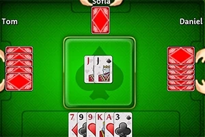 Një tavolinë kartash me katër grupe kartash, njëra në qendër dhe tre të tjera përreth, me emra të shkruar në secilën anë