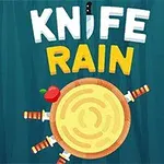 Një tabelë druri në formë rrethi me thika të ngulura në të dhe një mollë e kuqe sipër, me tekstin KNIFE RAIN mbi