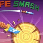 Thika që hidhet drejt një trungu të rrumbullakët druri në sfond ngjyrë vjollcë, me tekstin KNIFE SMASH sipër