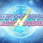 Teksti Lightning Solitaire me ndriçim elektrik në sfond blu dhe energji rrufeje