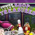 Një përzierje objektesh si statujë e një kompozitori, flamingo rozë, top bowlingu, dhe dhurata të ndryshme përpara një dyqani me ngjyrë vjollcë me shenjën Little Shop of Treasures