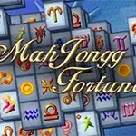 Shumë pllaka Mahjong me simbole zodiakale dhe fjala “MahJongg Fortuna” në qendër