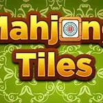 Fjalët Mahjong Tiles në font të madh ngjyrë ari me një sfond jeshil dekorativ