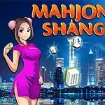 Një grua anime me një fustan rozë qëndron para një sfondi të qytetit të ndriçuar natën, me kulla moderne dhe copa mahjong në ajër