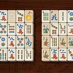 Duke përshkruar një tavolinë me pllaka të bardha me simbole shumëngjyrëshe dhe simbole kineze mbi një sfond druri