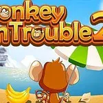Një majmun i kthyer me shpinë ndodhet në plazh me një çadër jeshile dhe bardhë, përballë detit dhe një mali, me banane pranë tij