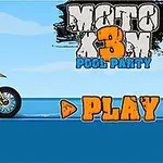Një motorist me helmetë ngjyrë blu në një motor në një sfond me diell dhe tekst me titull në pjesën e sipërme të djathtë