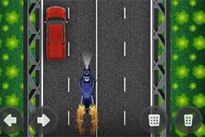 Një motor blu që lëviz me shpejtësi në autostradë duke kaluar pranë një makine të kuqe