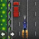 Një motor blu që lëviz me shpejtësi në autostradë duke kaluar pranë një makine të kuqe