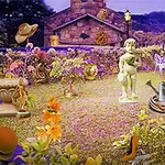 Kopsht me një statujë fëmije në qendër, me objekte të ndryshme dekorative dhe lule shumëngjyrëshe rreth e rrotull