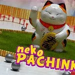 Një statujë e një mace fatlume japoneze mbi një fushë lojërash me topa metalikë dhe mbishkrimin neko pachinko në pjesën e përparme