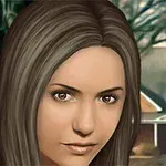 Një person me flokë kafe të gjatë dhe një shikim të drejtpërdrejtë, me një ndërtesë në sfond