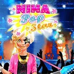 Një vajzë e veshur me stil pop yll qëndron në skenë me drita dhe turmë në sfond, dhe mbishkrimi Nina Pop Star është i dukshëm