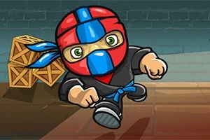 Një ninja i vogël me maskë të kuqe dhe blu që vrapon pranë kutive druri