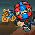 Një ninja i vogël me maskë të kuqe dhe blu që vrapon pranë kutive druri