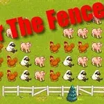 Mbishkrimi Over The Fence mbi një fushë të gjelbër të rrethuar me gardh, e mbushur me dele, derra dhe pula