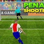 Një lojtar futbolli po përgatitet të godasë një penallti ndaj portierit, me turmën dhe pankartën me tekst të dukshëm në sfond