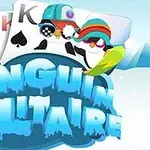 Tre pinguinë me aksesorë dimri dhe veror përpara letrave të lojës mbi një sfond akulli