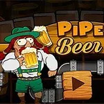 Një person me veshje tradicionale bavareze mban një gotë birre pranë një logoje ku shkruhet Pipe Beer me gota birre në të dy anët, mbi një sfond me tuba dhe një buton lojë me pamje druri