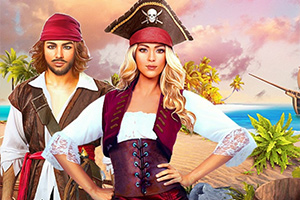Dy piratë, një burrë dhe një grua, të veshur në rroba tradicionale pirate qëndrojnë në një plazh tropikal me palma dhe re në sfond