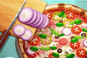 Pizza e ngarkuar me perime dhe mish, një dërrasë prerëse me feta qepe dhe një thikë pranë saj