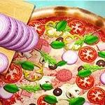 Pizza e ngarkuar me perime dhe mish, një dërrasë prerëse me feta qepe dhe një thikë pranë saj