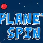 Teksti PLANET SPIN në stil vizatimor me dy figura planetësh me buzëqeshje, në sfond të errët me yje të vegjël