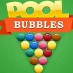 Topa me ngjyra të ndritshme në formacion trekëndor me tekstin Pool Bubbles mbi sfond jeshil